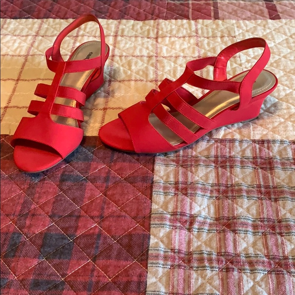 STATEMENT WEDGE HEELS